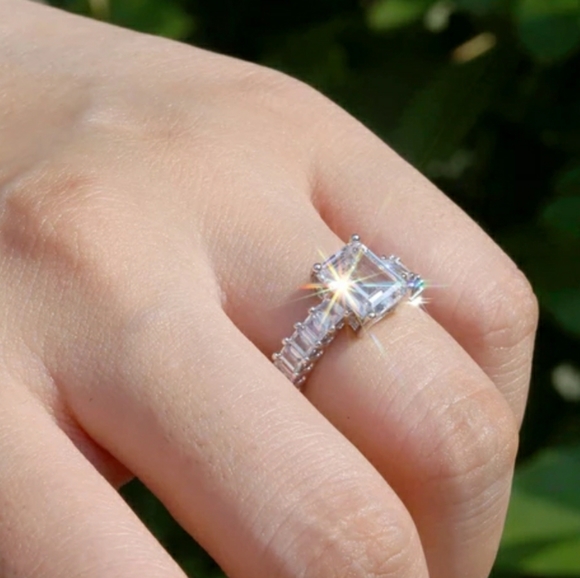 New Silver Zircon Ring - Picture 4 of 6